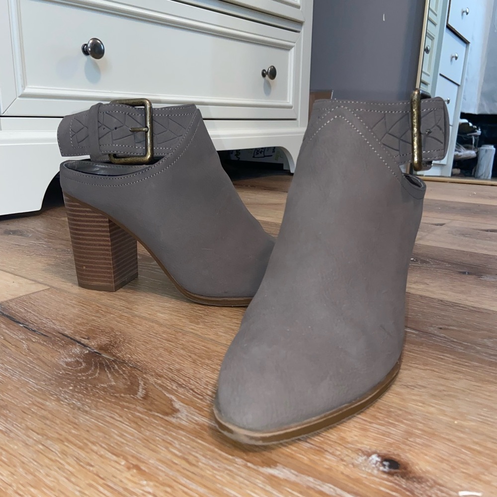neutral suede block heel bootie 👢👠🤎